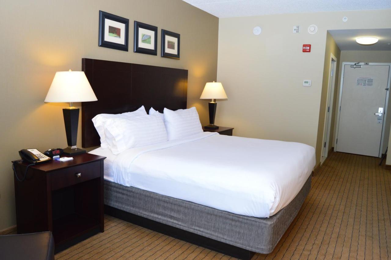 Holiday Inn Express & Suites Malone, An Ihg Hotel Room photo